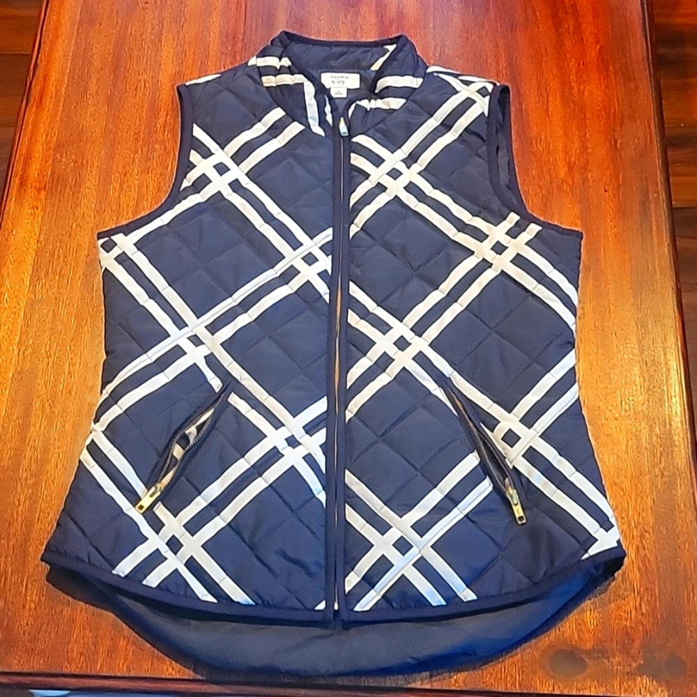 Womens size M- Crown & Ivy, Navy & white winter vest with zipper pockets!